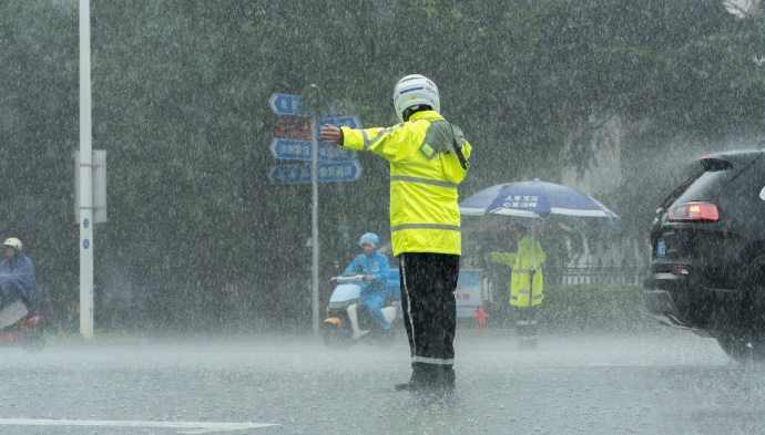悶濕退散！復(fù)合布執(zhí)勤雨衣助您輕松應(yīng)對梅雨季